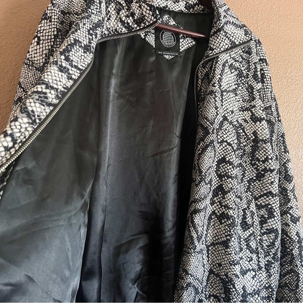 Urban Outfitters Snakeskin Pattern Full Zip Jacket Size Medium - Picture 8 of 8